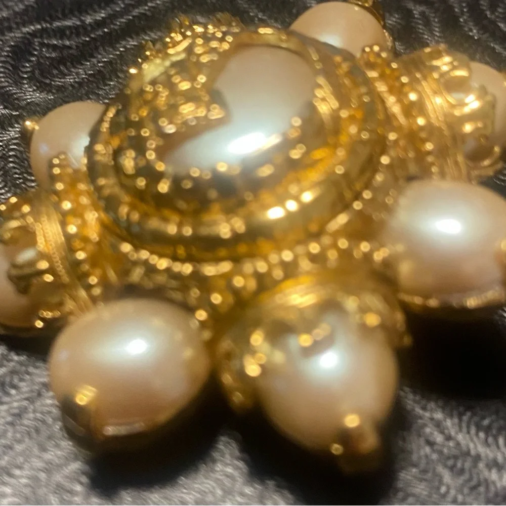 St. John Elegant Gold and Pearl Brooch - Picture 2 of 3